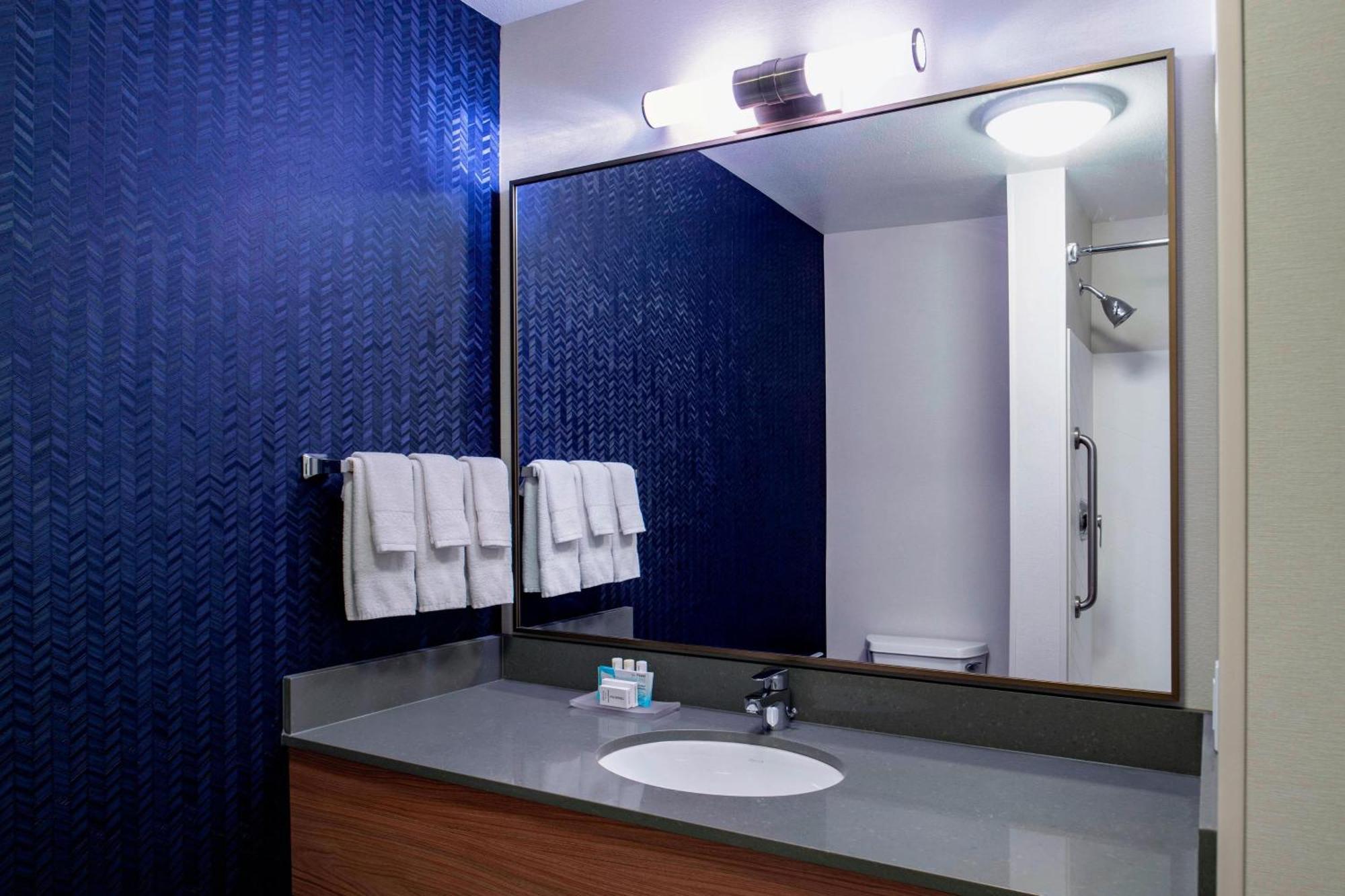 Fairfield Inn & Suites By Marriott Kelowna Dış mekan fotoğraf