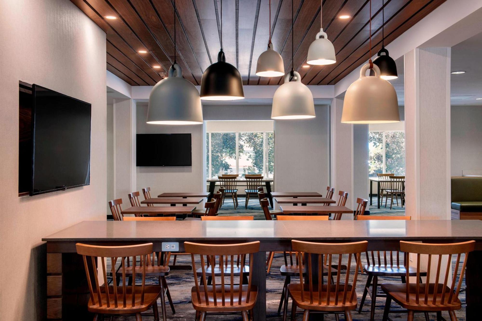 Fairfield Inn & Suites By Marriott Kelowna Dış mekan fotoğraf